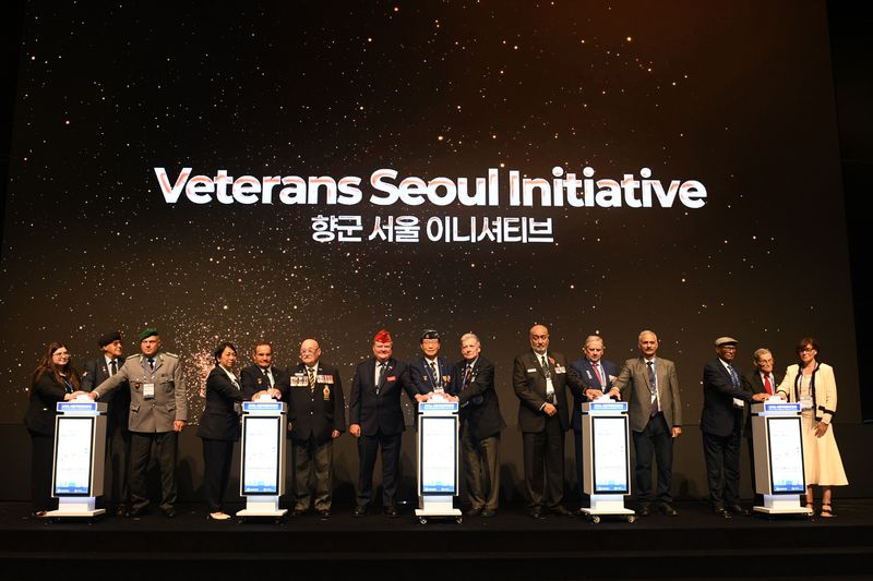 대한민국재향군인회는 28일 서울 서초구 엘타워 그랜드홀에서 '2026 서울국제향군포럼'을 개최했다. 향군서울 이니셔티브 선언을 하고 있다. 대한민국재향군인회 제공