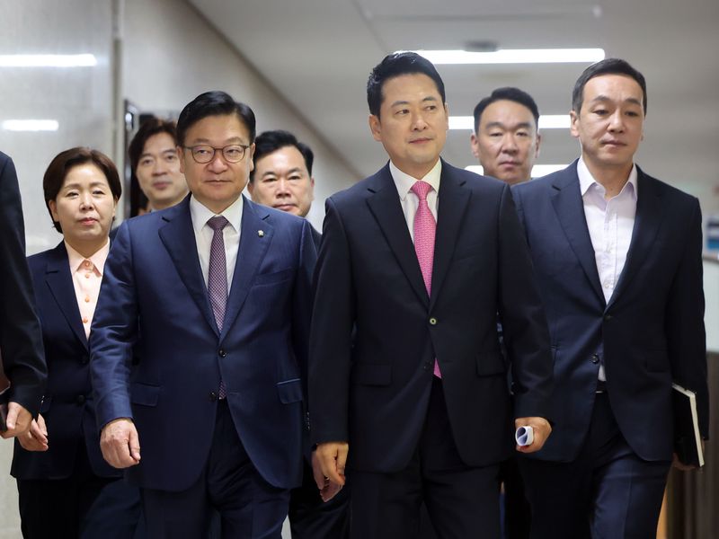 국민의힘 장동혁 대표와 정점식 원내대표가 지난 27일 오전 서울 여의도 국회에서 열린 최고위원회의에 참석하고 있다. 2026.7.27 ⓒ 뉴스1 황기선 기자