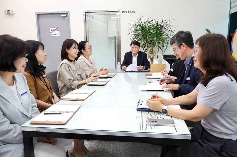 [대전=뉴시스] 민원봉사실 담당자들과 이야기를 나누는 오석진 교육감. (사진=대전시교육청 제공) 2026.07.28. photo@newsis.com *재판매 및 DB 금지