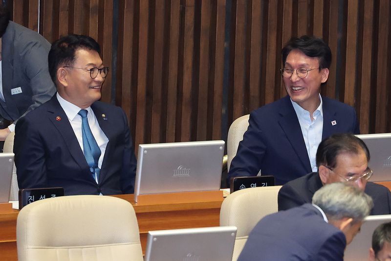 더불어민주당 당권 주자인 김민석, 송영길 의원이 지난 23일 서울 여의도 국회에서 열린 제437회국회(임시회) 제2차 본회의에서 대화하고 있다. 2026.7.23 ⓒ 뉴스1 신웅수 기자