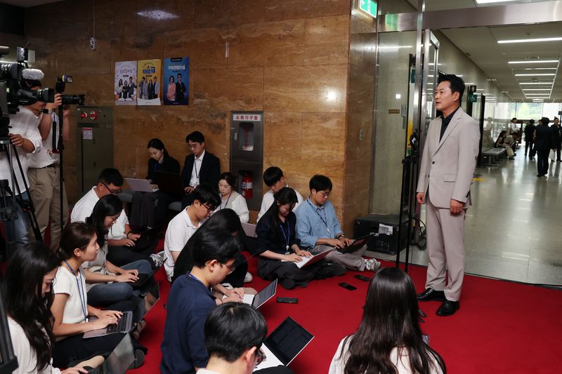 장동혁 국민의힘 대표가 28일 오후 서울 여의도 국회에서 조정식 국회의장의 현직 대통령 연임 개헌과 관련해 입장을 밝히고 있다. 2026.7.28 ⓒ 뉴스1 황기선 기자