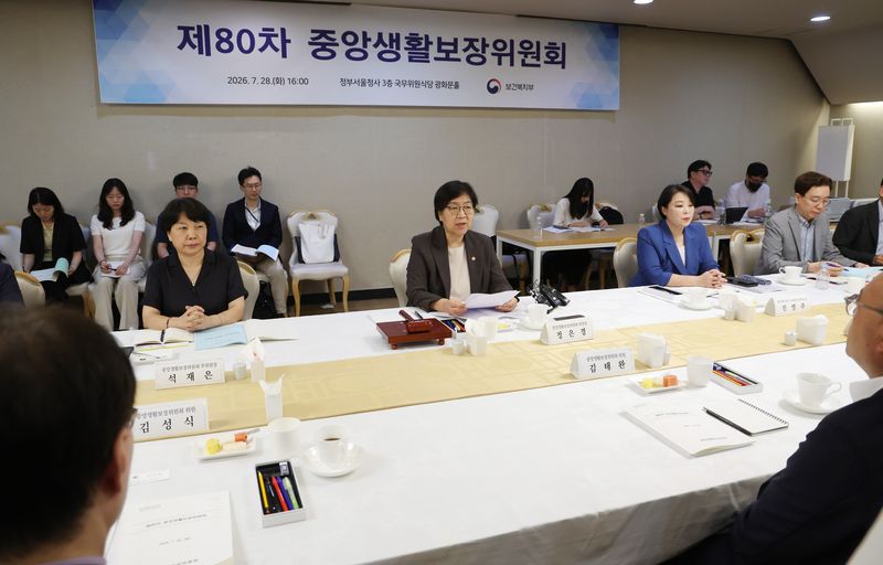 [서울=뉴시스] 조수정 기자 = 정은경 보건복지부 장관이 28일 오후 서울 종로구 정부서울청사에서 열린 제80차 중앙생활보장위원회를 주재하고 있다. 2026.07.28. chocrystal@newsis.com