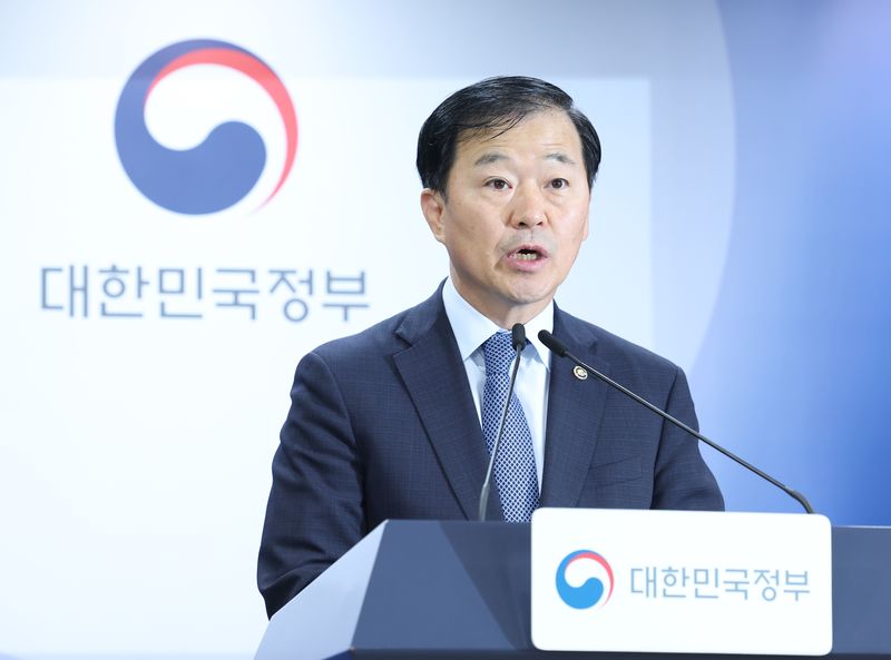 [서울=뉴시스] 조수정 기자 = 이형훈 보건복지부 2차관이 28일 오후 서울 종로구 정부서울청사에서 범부처 자살예방대책 긴급대응 강화방안을 발표하고 있다. 2026.07.28. chocrystal@newsis.com