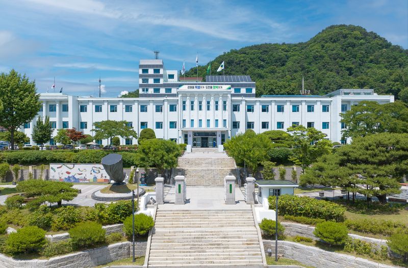 [춘천=뉴시스] 28일 강원특별자치도는 여름철 급증하는 꿀벌응애 피해를 막기 위해 지난 27일부터 오는 9월 6일까지 6주간 '여름철 꿀벌응애 집중방제 기간'을 운영한다고 밝혔다.강원특별자치도 제공. *재판매 및 DB 금지