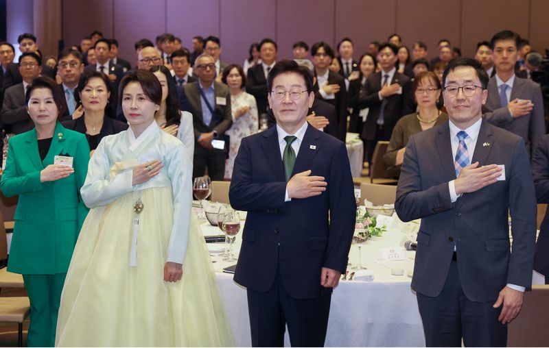이재명 대통령과 김혜경 여사가 28일(현지시간) 브라질 상파울루 한 호텔에서 열린 동포 오찬간담회에서 국민의례를 하고 있다. 연합뉴스