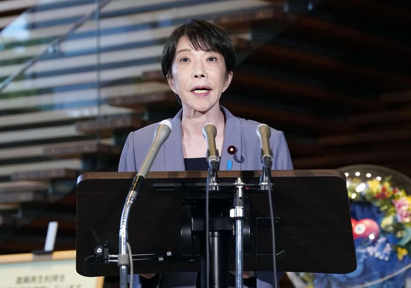 [도쿄=AP/뉴시스] 29일 일본 니혼게이자이신문에 따르면 이번 지진은 2025년 10월 다카이치 내각 출범 이후 처음 발생한 대형 재난으로, 다카이치 총리는 지진 직후 아카마 지로 방재담당상을 총리관저로 소집해 대응을 직접 지휘했다. 다카이치 사나에 일본 총리가 28일 도쿄에서 구마모토현 지진과 관련해 기자회견하고 있다. 2026.07.28.