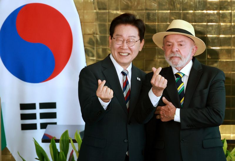 [브라질리아=뉴시스] 김진아 기자 = 이재명 대통령과 루이스 이나시우 룰라 다 시우바 브라질 대통령이 27일(현지 시간) 브라질 브라질리아 대통령관저에서 공동언론발표를 마치고 기념촬영을 하고 있다. 2026.07.28. bluesoda@newsis.com