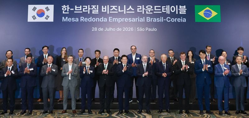 이재명 대통령이 28일(현지시간) 브라질 상파울루 한 호텔에서 열린 한-브라질 비즈니스 라운드테이블에서 제라우두 아우키민 브라질 부통령, 류진 한국경제인협회 회장, 정의선 현대차그룹 회장을 비롯한 참석 기업인 등과 기념 촬영을 하고 있다. 연합뉴스