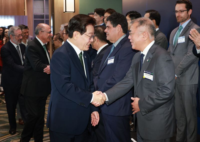 이재명 대통령이 28일(현지시간) 브라질 상파울루 한 호텔에서 열린 한-브라질 비즈니스 라운드테이블에 입장하며 정의선 현대차그룹 회장과 악수하고 있다. 연합뉴스