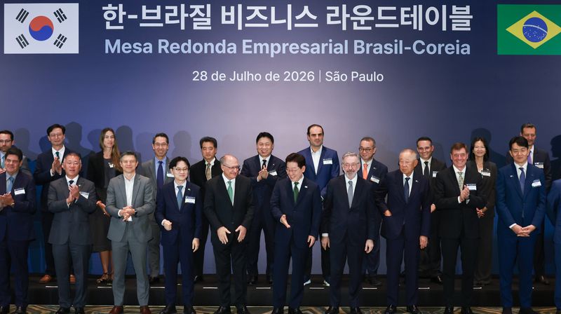 이재명 대통령이 28일(현지시간) 브라질 상파울루 한 호텔에서 열린 한-브라질 비즈니스 라운드테이블에서 제라우두 아우키민 브라질 부통령, 류진 한국경제인협회 회장, 정의선 현대차그룹 회장 등 참석자들과 기념촬영을 마친 후 행사장으로 향하고 있다. 연합뉴스