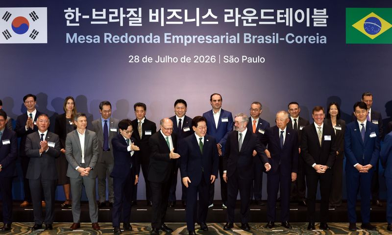 [상파울루=뉴시스] 김진아 기자 = 이재명 대통령이 28일(현지 시간) 브라질 상파울루 한 호텔에서 열린 한-브라질 비즈니스 라운드 테이블에서 기념촬영을 마치고 제라우두 아우키민 브라질 부통령의 안내를 받고 있다. 맨 앞줄 왼쪽부터 정의선 현대자동차그룹 회장,라우데미르 뮐러 APEX 브라질회장, 김정관 산업통상부 장관, 제라우두 아우키민 브라질 부통령,이재명 대통령, 마르시우 엘리아스호자 개발·산업·통상·서비스부 장관, 류진 한국경제인협회 회장, 프란시스쿠 고미스 네투 Embraer CEO, 조원태 대한항공 회장.뒷줄 왼쪽부터 문재