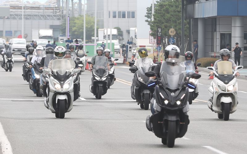 20일 오전 현대자동차 울산공장 명촌정문에서 오전조 근로자들이 퇴근을 하고 있다. 현대차 노조는 이날부터 사흘간 근무조별로 하루 4시간씩 부분 파업을 벌인다. 2026.7.20 ⓒ 뉴스1 조민주 기자