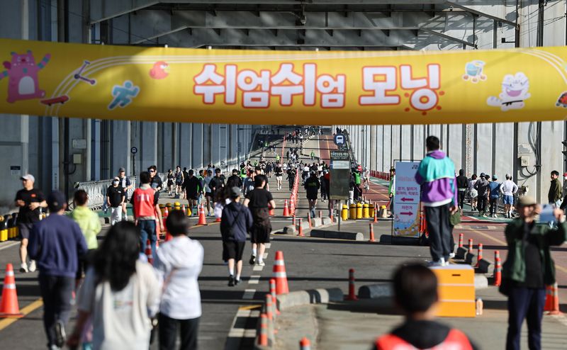 서울 서초구 잠수교에서 열린 쉬엄쉬엄 모닝에서 시민들이 발걸음을 옮기고 있다. 뉴스1