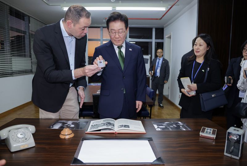 브라질을 국빈 방문 중인 이재명 대통령이 28일(현지시간) 브라질 상파울루 금속노동조합 사무실을 방문해 룰라 대통령이 노조위원장 시절 사용했던 사무실에 전시된 물품들을 살펴보고 있다. 연합뉴스