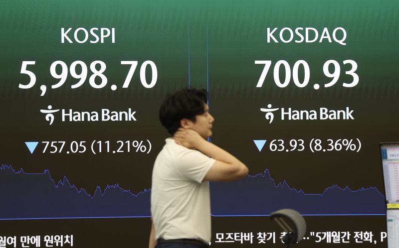 장중 코스피 6000선이 붕괴된 지난 28일 오후 서울 중구 하나은행 딜링룸에 코스피 지수가 표시돼 있다. 뉴시스