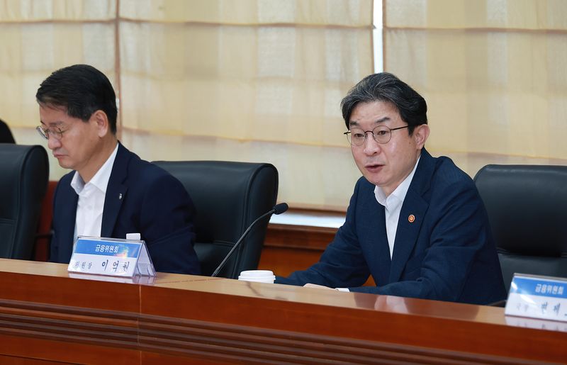 [서울=뉴시스] 이억원 금융위원장이 28일 오전 서울 여의도 금융투자협회에서 열린 금융투자업권 간담회에 참석해 단일종목 레버리지 상품 관련 보완방향을 논의하고 있다. (사진=금융위원회 제공) 2026.07.28. photo@newsis.com *재판매 및 DB 금지