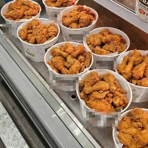 한 대형마트에 진열된 조리 치킨. 기사 내용과 무관한 자료사진. /사진=온라인 커뮤니티