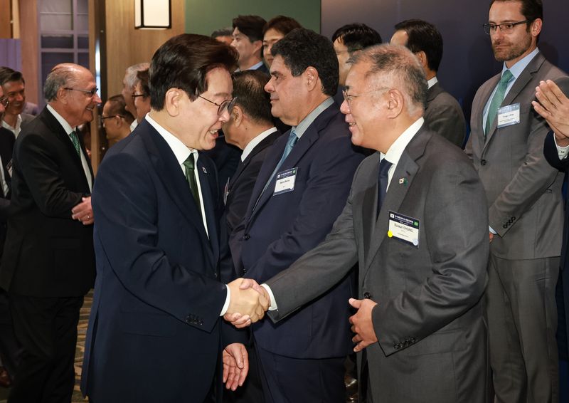 이재명 대통령과 정의선 현대차그룹 회장이 28일(현지시간) 브라질 상파울루 한 호텔에서 열린 비즈니스 라운드테이블에서 인사를 나누고 있다. 2026.7.29 ⓒ 뉴스1 허경 기자