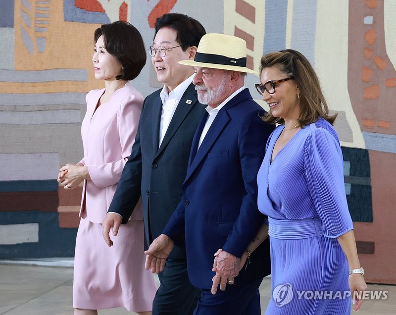 이동하는 한-브라질 정상 부부 (출처=연합뉴스)