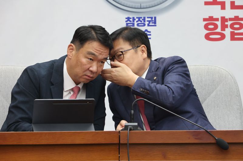 국민의힘 정점식 원내대표와 정희용 사무총장 등 원내지도부가 28일 국회에서 열린 원내대책회의에 귀엣말을 하고 있다. 사진=박범준 기자