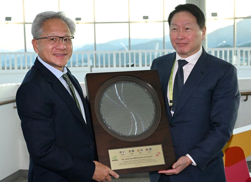 젠슨 황 엔비디아 CEO가 31일 경북 경주시 경주예술의전당에서 열린 아시아태평양경제협력체(APEC) CEO 서밋에 참석해 최태원 SK그룹 회장 겸 대한상의 회장으로 부터 SK하이닉스의 HBM4 반도체 웨이퍼를 선물로 받고 있다. (공동취재) 2025.10.31 ⓒ 뉴스1 김민지 기자