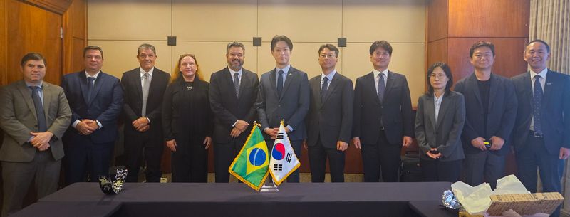 노용석 중소벤처기업부 제1차관이 28일(현지 시간) 브라질 상파울루에서 티아구 나카시오 페레이라 브라질 중소기업부 차관 등 관계자들과 기념촬영 하고 있다.