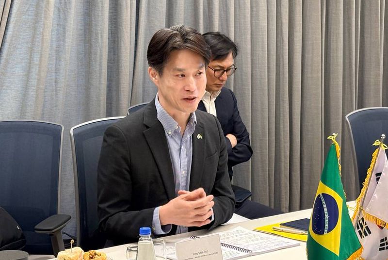 [서울=뉴시스] 노용석 중소벤처기업부 제1차관이 지난 27일(현지 시간) 브라질 상파울루 메르카도 리브레를 방문해 K-뷰티 중소기업들의 브라질 지역 진출 확대를 위한 협력 방안을 논의하고 있다. (사진=중소벤처기업부 제공) 2026.07.29. photo@newsis.com *재판매 및 DB 금지
