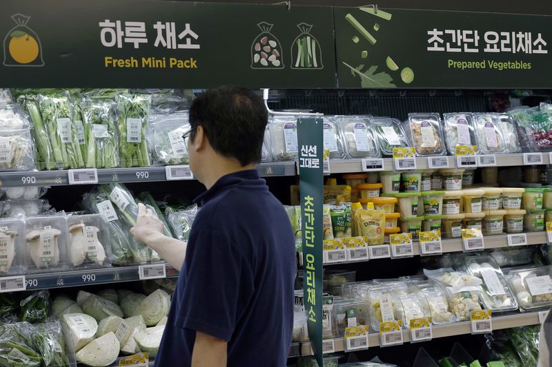 계란과 닭고기 등 먹거리 가격이 잇따라 오르고 있는 21일 서울 시내의 한 대형마트를 찾은 고객이 대파 등을 고르고 있다. 2026.6.21 ⓒ 뉴스1 박정호 기자