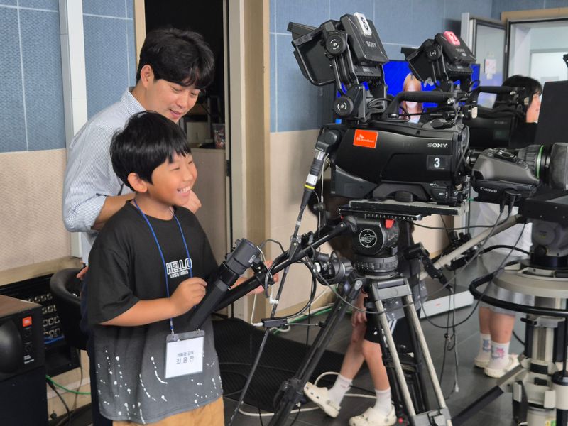 B tv 인천방송에서 어린이가 방송 제작 실습 교육을 하고 있다. SK브로드밴드 제공