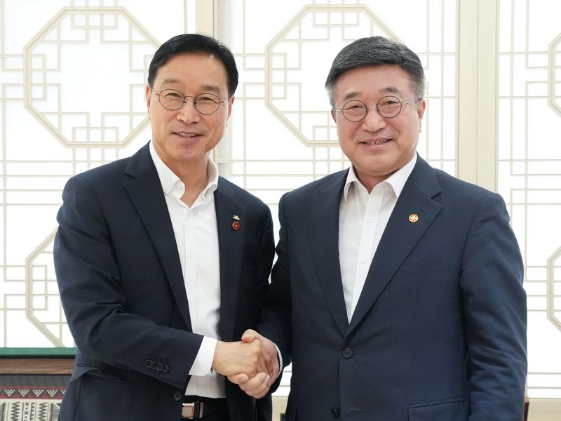 위성곤 제주특별자치도지사(왼쪽)와 윤호중 행정안전부 장관이 28일 정부서울청사에서 면담을 마친 뒤 악수하고 있다. 위 지사는 ‘AI 도민비서’ 고도화를 위한 2027년도 국비 지원과 제주 기본사회 시범도시 지정, 사회연대경제 기반의 민관 협력모델 구축을 건의했다. /사진=제주특별자치도 제공