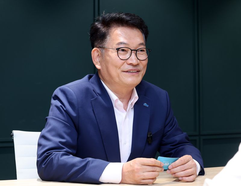 [청주=뉴시스] 배훈식 기자 = 송영길 더불어민주당 당대표 후보가 지난 28일 오후 충북 청주시의 한 카페에서 뉴시스와 인터뷰하고 있다. 뉴시스