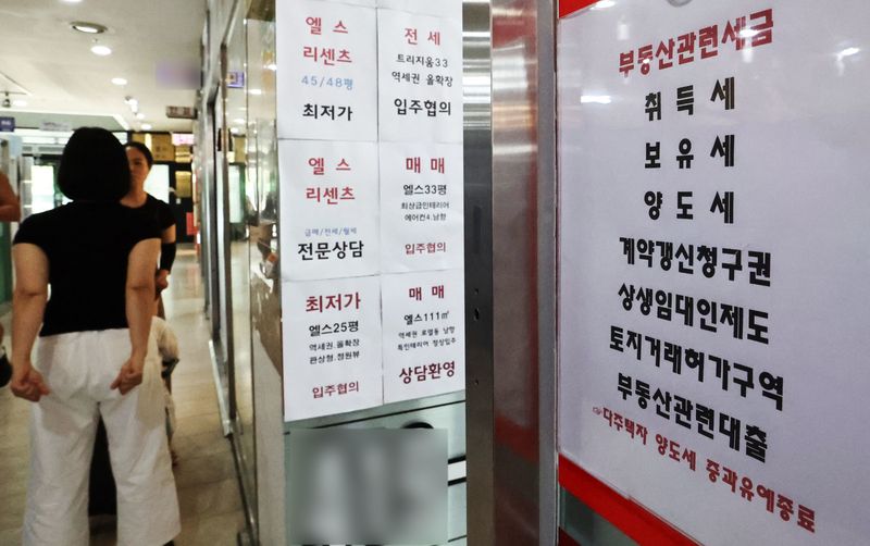 서울 시내 한 공인중개사에 부동산 거래 정보가 게시돼 있는 모습. 2026.7.27 ⓒ 뉴스1 이종수 기자