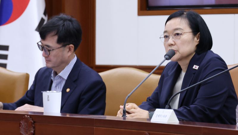 한성숙 국무총리가 29일 서울 종로구 정부서울청사에서 비상경제점검회의를 주재하고 있다. 연합뉴스