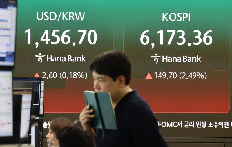 29일 오전 서울 중구 하나은행 딜링룸에서 직원들이 업무를 하고 있다. 뉴시스 제공