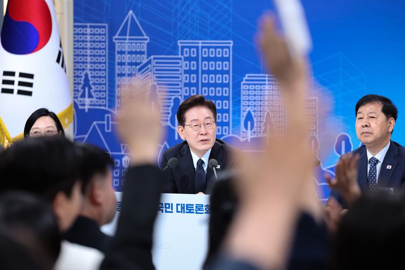 이재명 대통령이 23일 서울 여의도 KBS 별관에서 열린 부동산정책 국민 대토론회에서 발언권을 요청하는 참석자들을 바라보고 있다. 2026.7.23 ⓒ 뉴스1 허경 기자