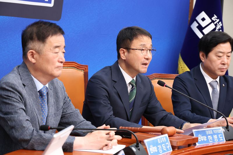 한병도 더불어민주당 대표 직무대행 겸 원내대표가 29일 국회에서 열린 최고위원회의에서 발언하고 있다. 연합뉴스