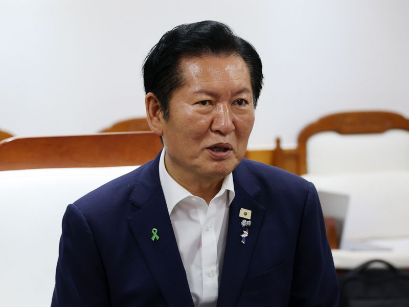 정청래 더불어민주당 당대표 후보가 28일 오전 세종시청을 찾아 조상호 시장과 만나 대화하고 있다. 뉴시스