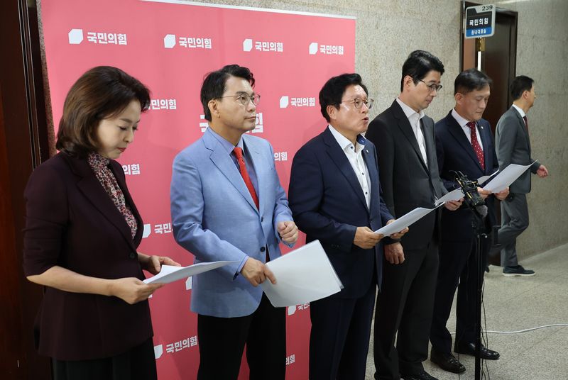 국민의힘 법사위 박형수 야당 간사와 위원들이 29일 국회에서 전날 밤 법안심사소위원회에서 형사소송법 개정안을 더불어민주당이 일방적으로 의결한 데 항의하며 규탄 기자회견을 하고 있다. 연합뉴스