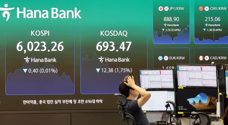 29일 오전 서울 중구 하나은행 딜링룸 전광판에 700선 아래로 내려간 코스닥지수가 표시되고 있다. 뉴시스 제공