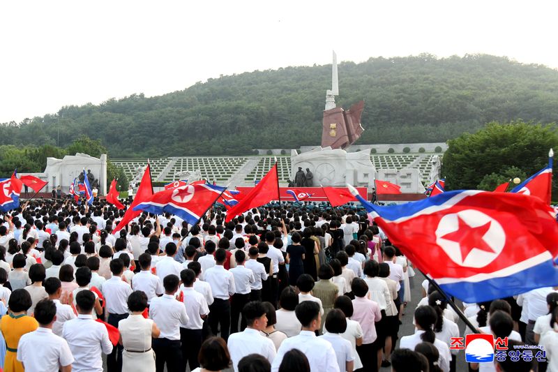 북한이 지난 28일 평양 조국해방전쟁참전열사묘 앞에서 전승세대의 넋을 이어나가기 위한 청년전위들의 결의모임을 열었다고 조선중앙통신이 29일 보도했다. 연합뉴스
