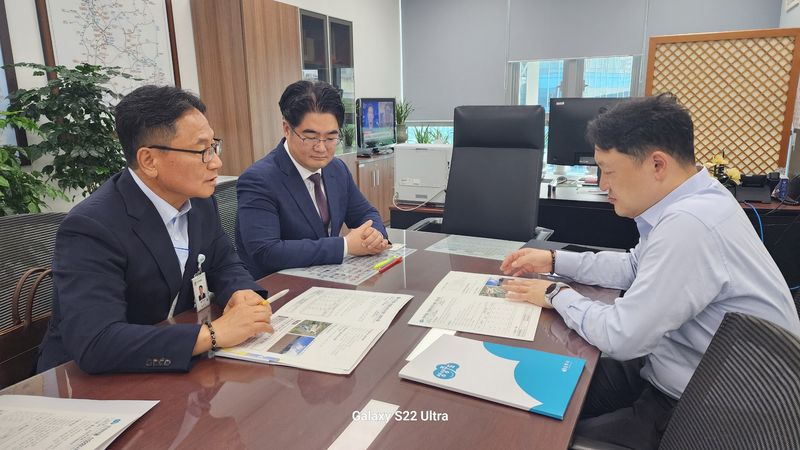 [상주=뉴시스] 안재민(왼쪽 위) 시장이 정부세종청사를 찾아 주요 사업을 설명하고 있다. (사진=상주시 제공) 2026.07.29 photo@newsis.com *재판매 및 DB 금지