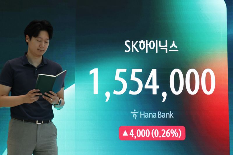 [서울=뉴시스] 김금보 기자 = 29일 오전 서울 중구 하나은행 딜링룸 전광판에 SK하이닉스 주가가 표시되고 있다.SK하이닉스는 연결 기준 올해 2분기 매출 79조3187억원, 영업이익 60조5426억원을 기록했다고 29일 공시했다. 매출은 전년 동기보다 256.8% 증가했다. 영업이익은 전년 동기 대비 557.2% 늘었다. 2026.07.29. kgb@newsis.com