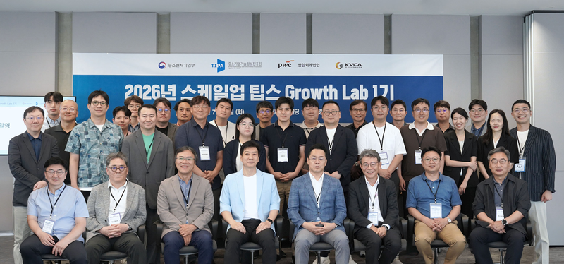 지난 28일 서울 용산구 삼일PwC 본사 세종홀에서 열린 '2026년 스케일업 팁스 그로스 랩' 1기 개강식에서 류길주 삼일PwC 고객부문 대표(앞줄 왼쪽에서 다섯 번째)와 참석자들이 기념 촬영을 하고 있다. 삼일PwC 제공.