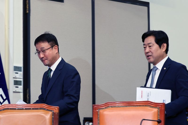 더불어민주당 한병도 당 대표 직무대행 겸 원내대표(왼쪽)와 황명선 최고위원이 29일 국회에서 열린 최고위원회의에 참석하고 있다. 사진=서동일 기자