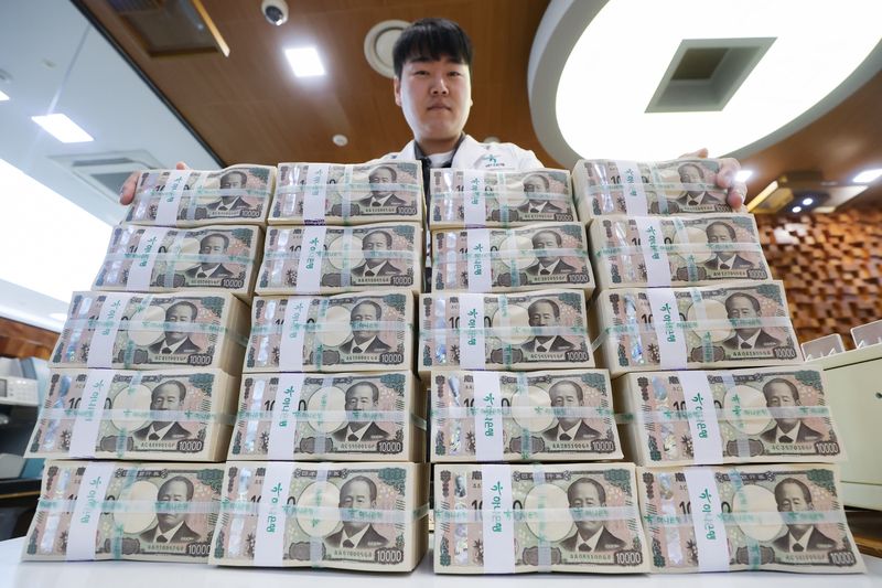 원·엔 재정환율이 800원대로 내려가며 여행·환테크 수요가 증가해 엔화 환전 규모가 19개월 만에 최대치를 기록한 가운데 29일 서울 중구 하나은행 위변조대응센터에서 직원이 엔화를 정리하고 있다. /사진=연합뉴스