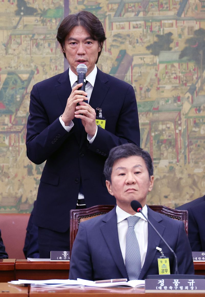 [서울=뉴시스] 조성우 기자 = 홍명보 축구 국가대표팀 감독이 24일 오전 서울 여의도 국회에서 열린 문화체육관광위원회의 대한축구협회 등에 대한 현안질의에서 의원 질의에 답변하고 있다. 오른쪽 아래는 정몽규 대한축구협회 회장. 2024.09.24. xconfind@newsis.com