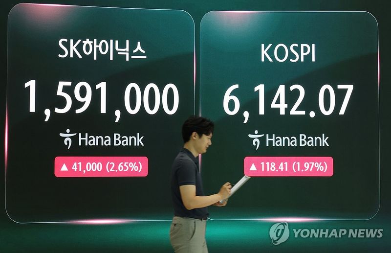 29일 서울 하나은행 본점 딜링룸에 SK하이닉스 주가가 표시되고 있다. / 사진=연합뉴스