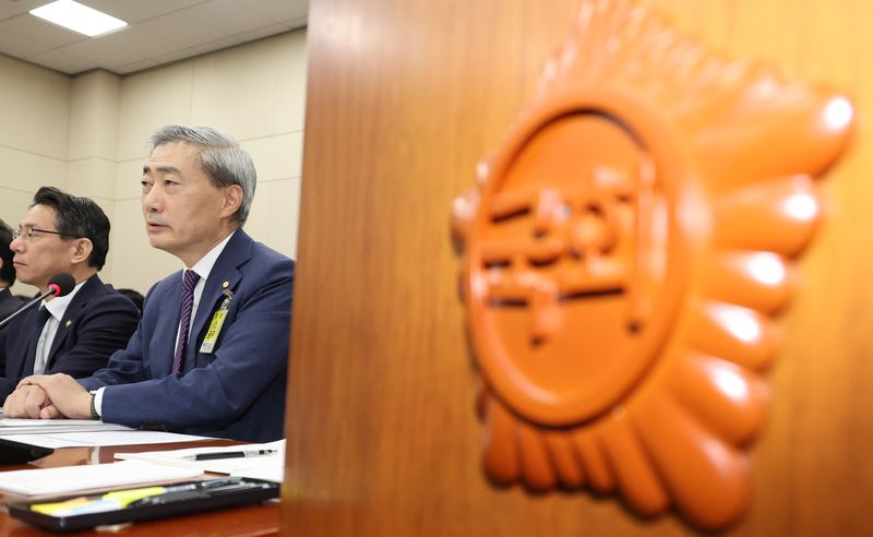 [서울=뉴시스] 최진석 기자 = 신현송 한국은행 총재가 29일 여의도 국회에서 재정경제기획위원회 제3차 전체회의에 출석해 자녀 관련 발언을 하고 있다. 2026.07.29. myjs@newsis.com