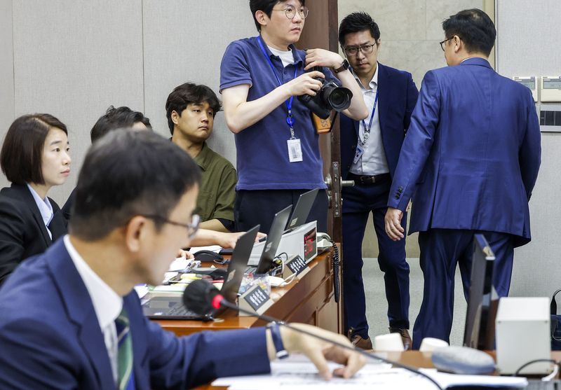 정점식 국민의힘 원내대표가 29일 서울 여의도 국회에서 열린 국회 운영위원회 전체회의에서 더불어민주당에 항의하며 회의장을 나가고 있다. 뉴시스