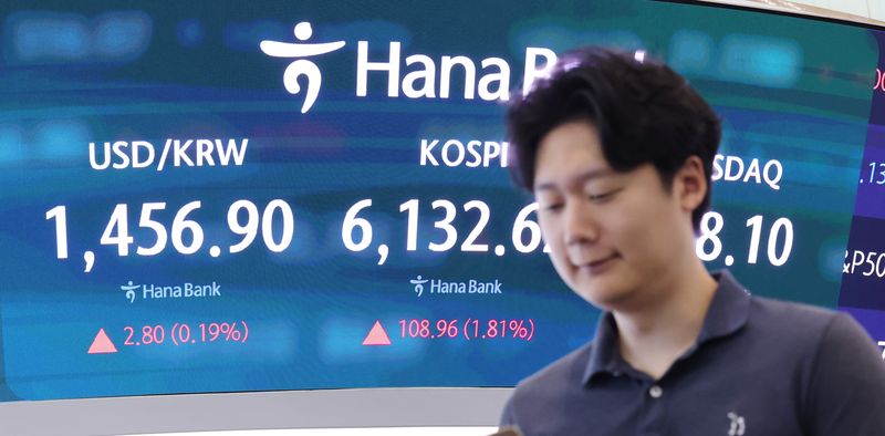 29일 서울 중구 하나은행 딜링룸 전광판에 코스피 지수가 나타나고 있다.뉴스1
